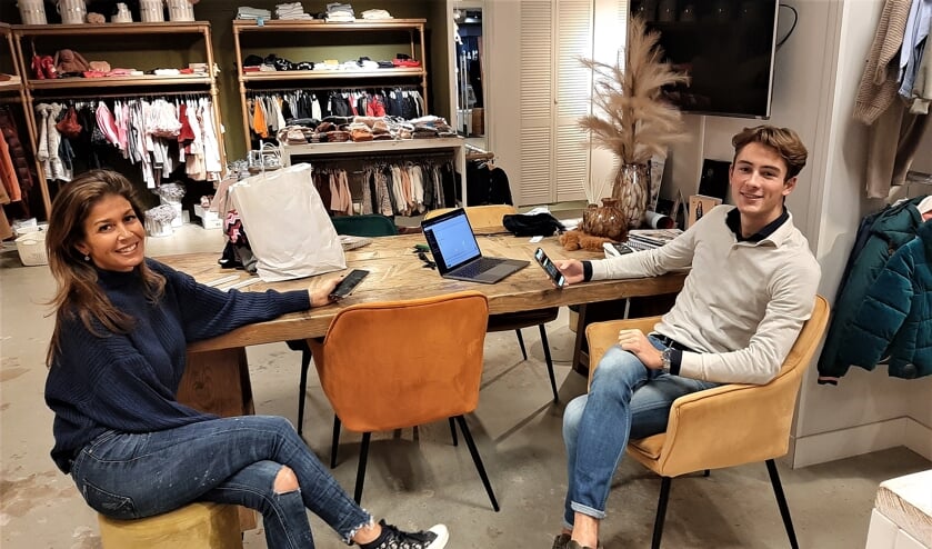 <p><span style="background-color: transparent;">Jamilla Elderson, eigenares van Zoë & Max en Siebe Bruinsma (student TMO Business School) in de winkel in gesprek over het lab.</span></p>