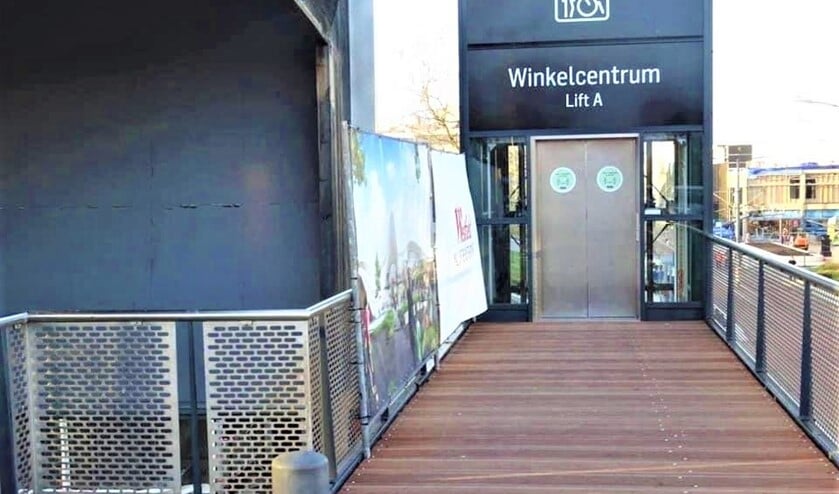 <p>De lift (nu nog even zonder trap) bij Albert Heijn en restaurant Volle Maan (foto: René Bogaart).</p>