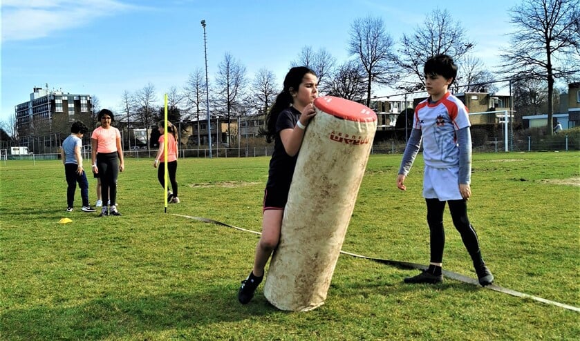 <p>Vol enthousiasme probeerden ruim 220 deelnemers allerlei sporten, zoals een rugbytraining, tijdens de Sport-In (foto: pr SenW). </p>