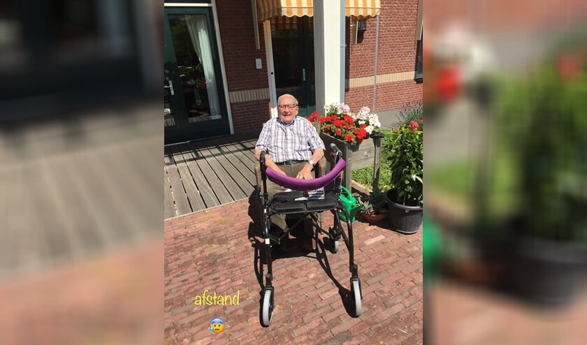 <p>Dokter Martin Pardoel in coronatijd. Op afstand kreeg hij regelmatig familie op bezoek. Een van de laatste foto's van Martin in het zonnetje.</p>