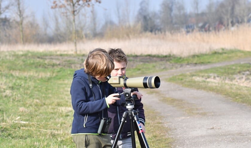 <p>Bas' kleinzoon kijkt als een volleerd vogelaar door de verrekijker.</p>
