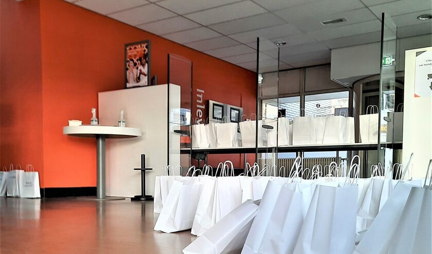 <p>De bestelde boeken staan klaar in de bibliotheek.</p>