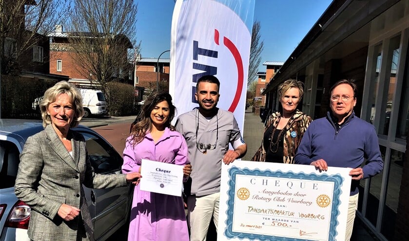 <p>Mede dankzij giften van de serviceclubs Rotary Voorburg en Innerwheel (serviceclub voor vrouwen) kunnen de tandartsen Yeganeh Hassanzadeh en Mahdi Khalilzada cliënten van de Voedselbank gratis behandelen (foto: pr).</p>