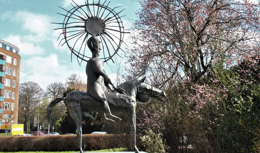 <p>‘Zonneruiter’ (1969), een beeld van Aart van den IJssel aan de Sonnenburghlaan te Voorburg (foto: Marian Kokshoorn).</p>
