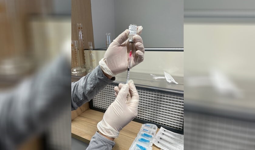 <p>Astrid Dumont wil zo snel mogelijk doorgaan met vaccineren.</p>