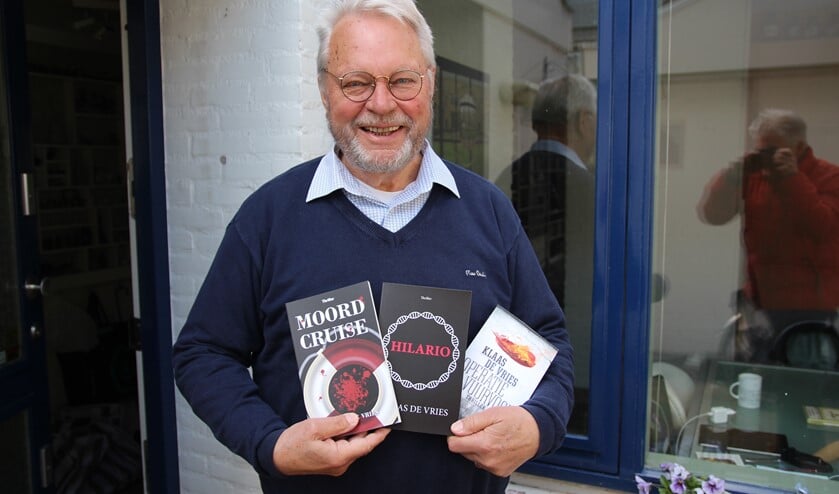 <p>Klaas de Vries met zijn drie boeken. Wie boek 2 en 3 koopt bij Van Atten, krijgt boek 1 er gratis bij!</p>