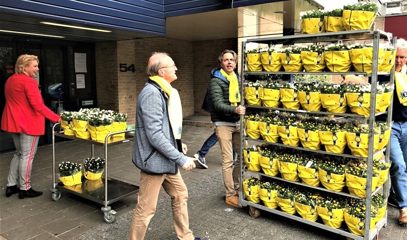 Lionsclub Voorburg bezorgt een paasbloemetje bij het woon- en zorgcentrum De Mantel van Florence in Voorburg (foto: pr).