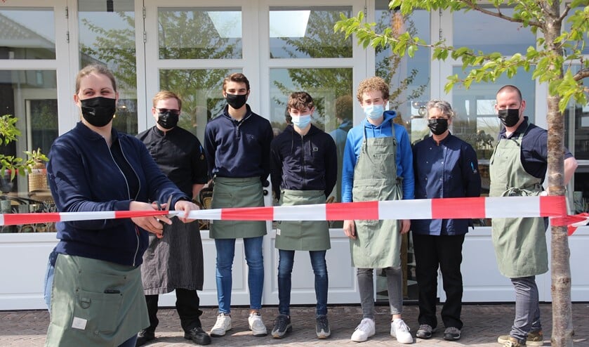 <p>Eveline Rolvink opent officieel het terras van De Balije Tuin.</p>