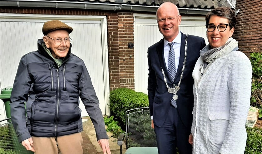 <p>De 100-jarige Huub van der Heiden werd door de burgemeester en zijn echtgenote bezocht met een mooie bos bloemen. In zijn tuin op de Dr. Beguinlaan praatte Huub nog honderd uit (foto: Irma Nieuwenhuis).</p>