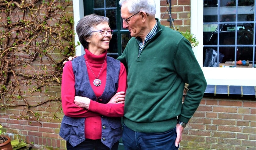 <p>"Als het druk werd in de winkel, luidde ik de bel zodat Gerda naar beneden kwam om bij te springen”, vertelt Aad Hofstede lachend. </p>