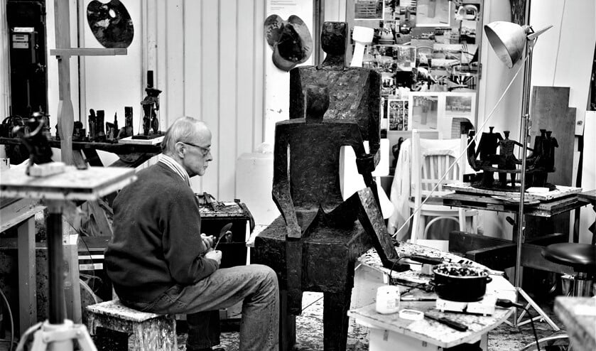 <p>Frans in zijn galerie (foto: familie).</p>