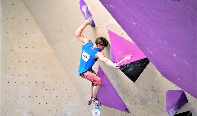 Don van Laere in actie bij zijn eerste boulderwedstrijd in drie seizoenen na een blessure (foto: Eduardas Jeriomenko).