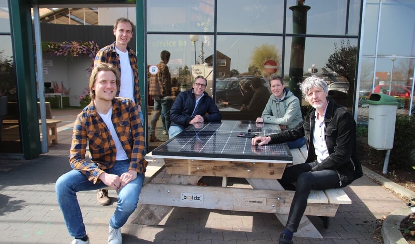 <p>De broers Droogh, Leon Bruinen en de mannen van Boldz zitten lekker aan de zonnepaneelzitbank.</p>