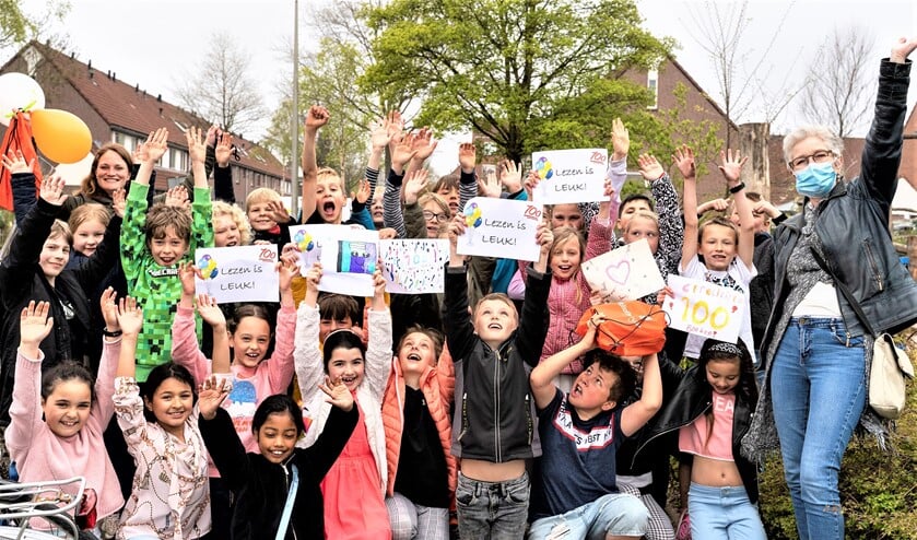 <p>Samen met haar leerlingen uit groep 5B ontving Cynthia Hooijmans het boekenpakket uit handen van Barbara Leguijt van de Bibliotheek aan de Vliet (foto: Bibliotheek aan de Vliet).</p>