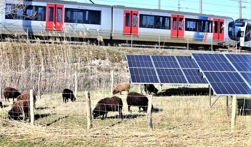 <p>Zonnepanelen langs het spoor (foto: gemeente LV).</p>