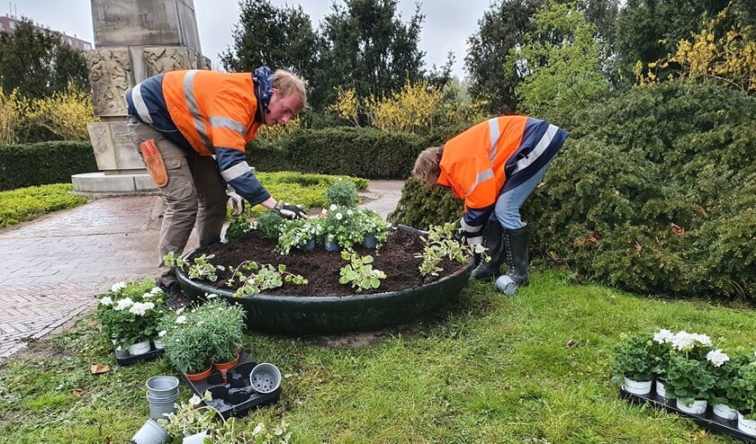 <p>Er worden nieuwe plantjes in de bakken gezet bij de herdenkingsmonumenten (foto: gemeente LV).</p>