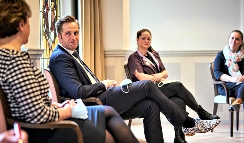 <p>Minister Hugo de Jonge in gesprek met medewerkers van WZH Vliethof in Voorburg (foto: Phil Nijhuis).</p>