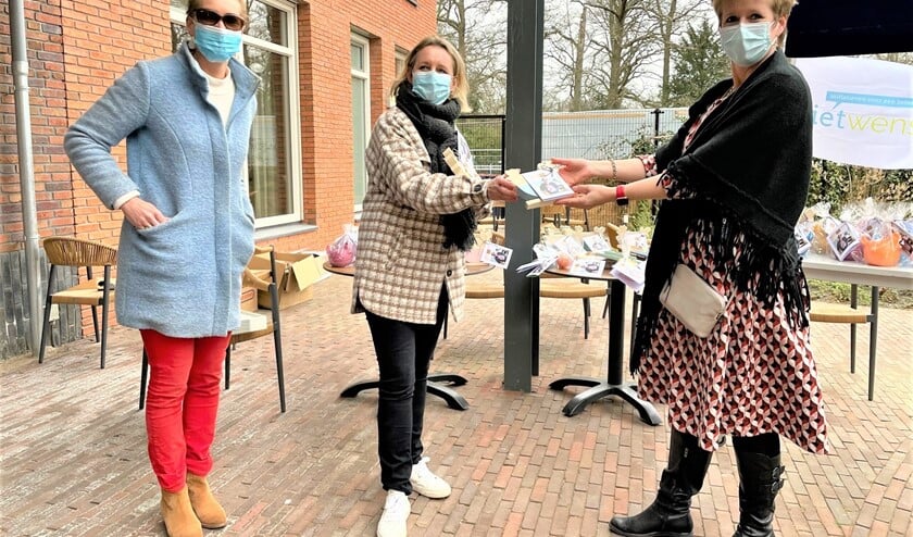 <p>Er werden paaspakketjes uitgereikt aan bewoners en zorgverleners van WZH Vliethof en aan cliënten van de voedselbank en Woej (foto: pr).</p>