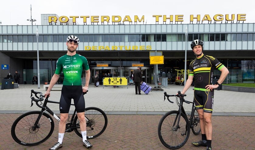 <p>Wethouders Hilbert Bredemeijer (Den Haag) en Sven de Langen (Rotterdam) tijdens filmopnames op de racefiets bij Rotterdam The Hague Airport en langs de Zweth. (Foto: Gemeente Den Haag/Henriette Guest) </p>
