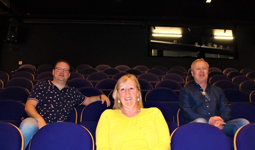 <p>Oscar van Schijndel van Het Veur Theater (l.), wethouder Astrid van Eekelen en Rogier Helwig van Theater Ludens zijn blij dat de samenwerking eindelijk definitief vorm heeft gekregen (foto: Dick Janssen).</p>