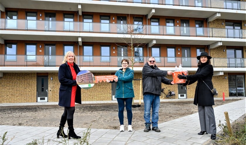 <p>Symbolisch overhandigden wethouder Astrid van Eekelen en Vidomes bestuurder Daphne Braal de eerste sleutel aan de bewoners (foto: Rene Verleg/Vidomes).</p>