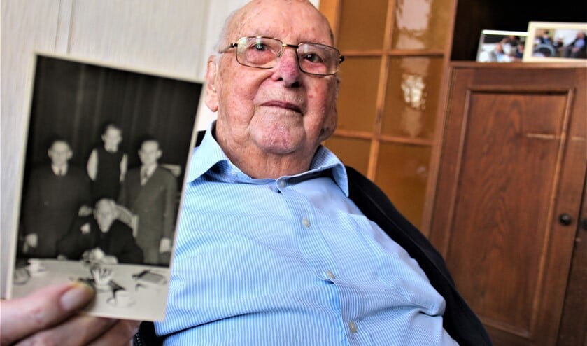 <p>De heer Groenewegen toont een foto met daarop (zittend) zijn grootvader die ook 100 jaar oud werd (foto: Dick Janssen).</p>