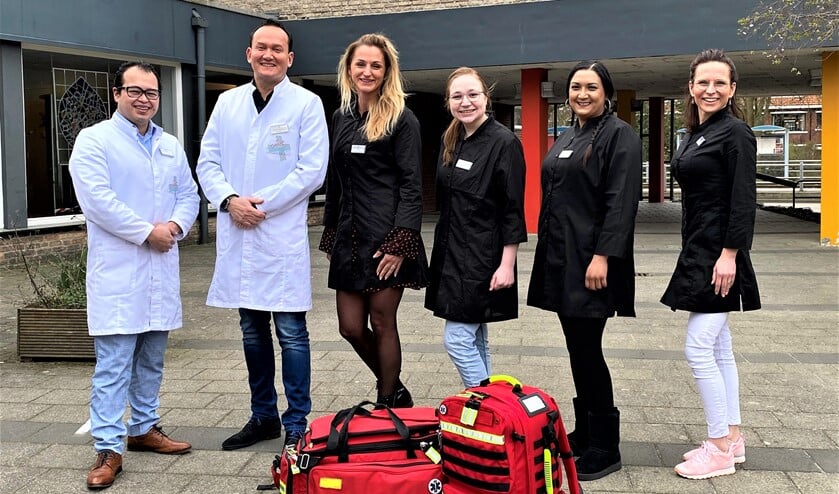 <p>Het COVID-19 vaccinatieteam van huisarts Just Hofmans bij de Koningkerk (foto: pr).</p>