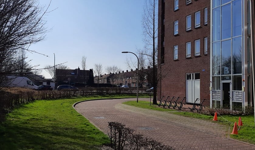 <p>Het verzoek luidt om het bezoekers een parkeerterrein een eigen in- uitrit te geven.</p>