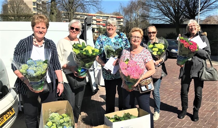 <p>De dames van Zonnebloem Mid-Voorburg brachten hortensia's, puzzelboekjes en een nieuwsbrief langs bij hun gasten (foto: pr).</p>