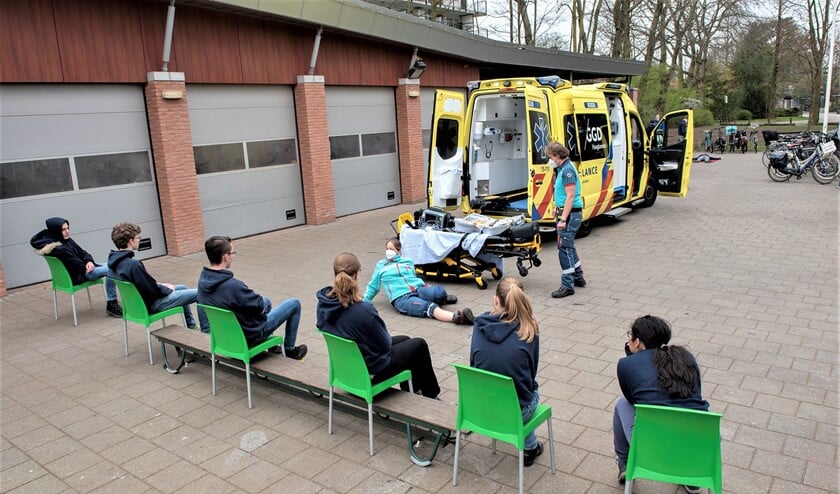 <p>Twee IC-verpleegkundigen kwamen met de ambulance naar clubgebouw de Vliethof (foto: Michel Groen).<strong> </strong> </p>