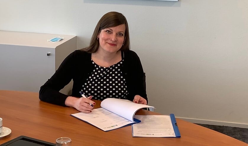 <p>Wethouder Van Bijnen tekent namens de gemeente Pijnacker-Nootdorp. </p>