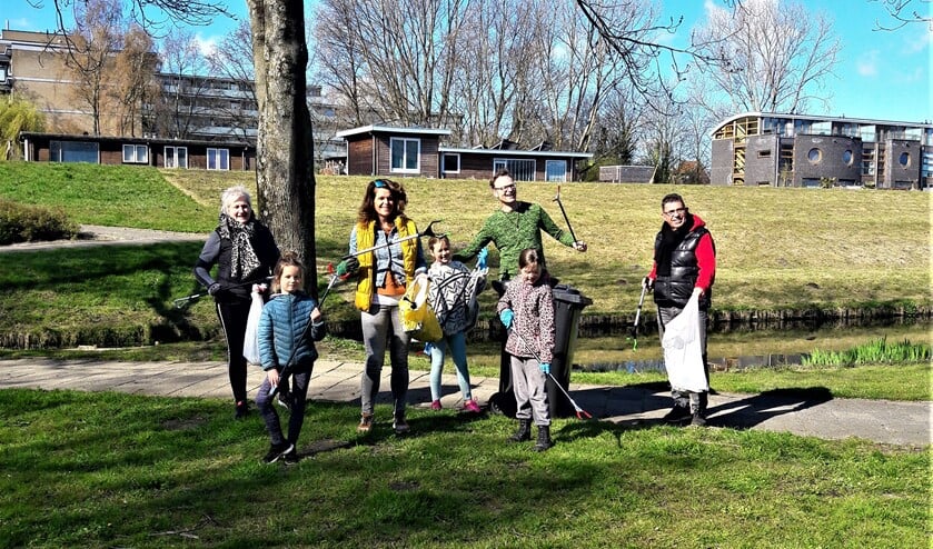 <p>Buurtgenoten, jong en oud, hebben de prikstokken ter hand genomen en met in de andere hand een vuilniszak zijn ze het zwerfvuil gaan oprapen (foto: pr).</p>