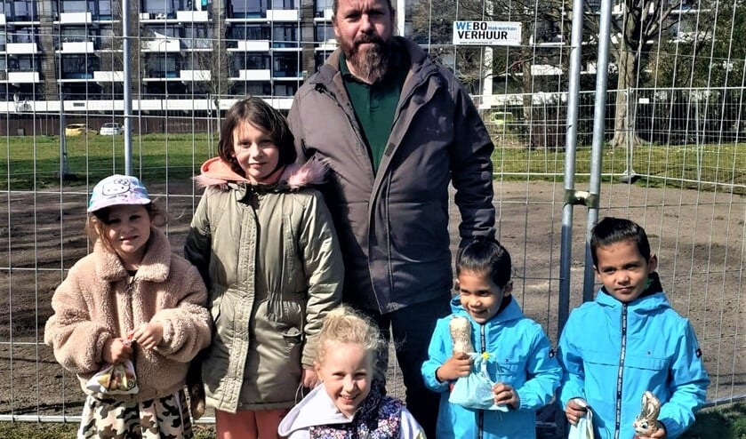 <p>Enkele van de kinderen die paaseieren zochten in De Prinsenhof, met begeleiding (foto: pr).</p>