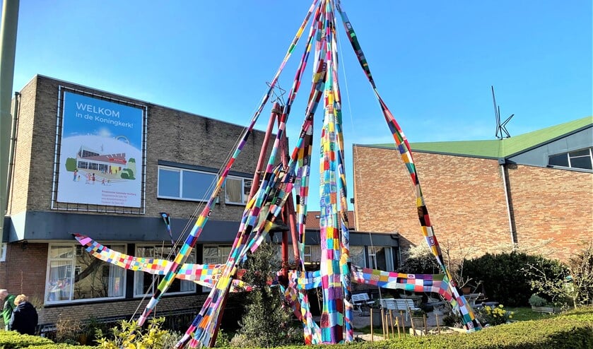 <p>De Paasboom, bestaande uit lange sjalen van samengestelde breiwerkjes in de tuin van de kerk (foto: pr).</p>