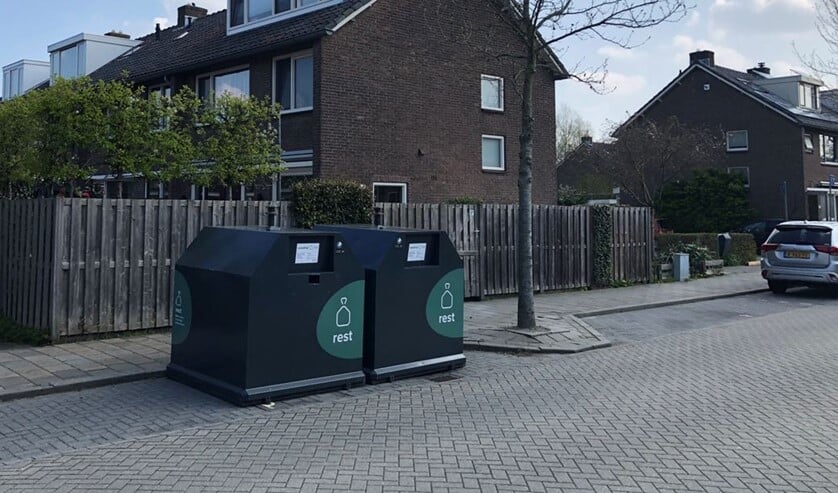<p>In de Delflandstraat heeft de gemeente nu twee bovengrondse containers geplaatst, zonder verdere mededelingen, zegt aanwonende Marc Heijster. </p>
