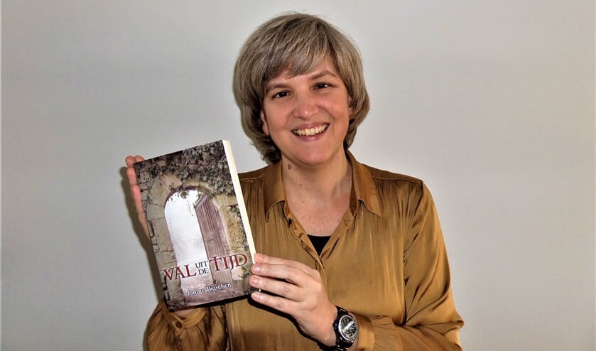 <p>Schrijven geeft Janine Brandsen rust (foto: pr).</p>