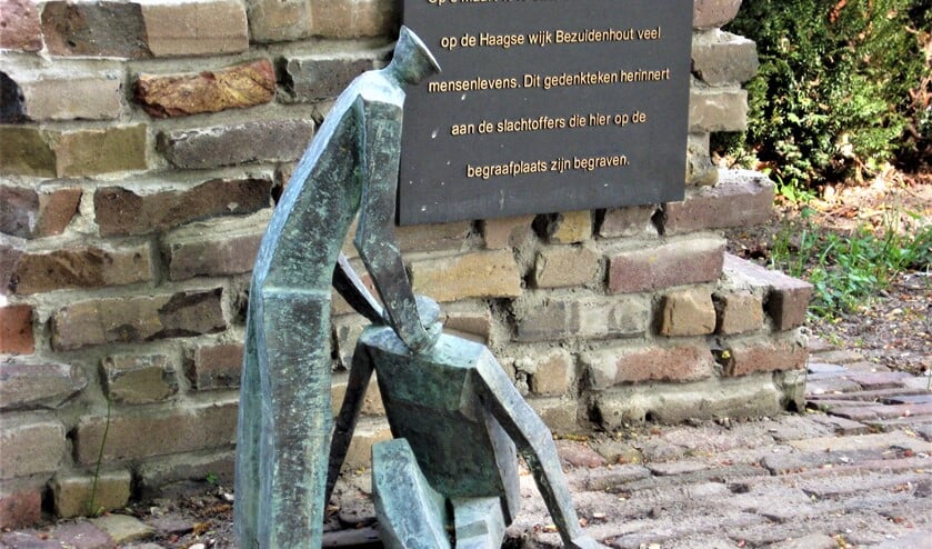 <p>‘De helpende hand’ (2010) van Frans Kokshoorn op de Algemene begraafplaats aan de Parkweg in Voorburg (foto: Marian Kokshoorn).</p>