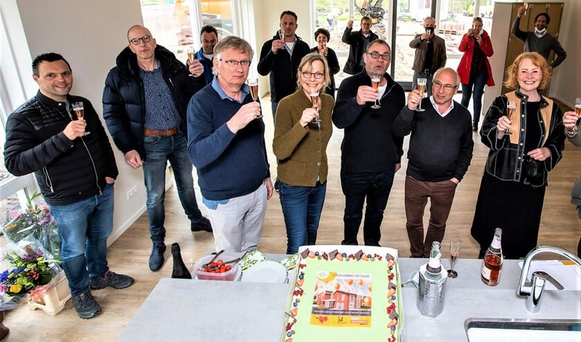 <p>Alleen voor de foto even zonder mondkapje en wat dichter bij elkaar toosten betrokkenen op de oplevering (foto: pr WoonInvest).</p>