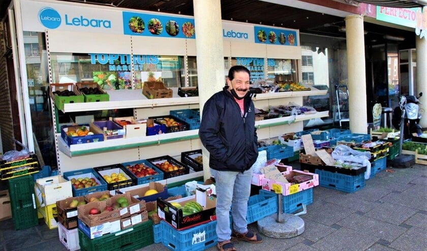 <p>Afgelopen zaterdag nam groenteman Byram Gunes afscheid van zijn klanten en sloot zijn zaak aan de Bruijnings Ingenhoeslaan in Voorburg (foto: Ap de Heus).</p>
