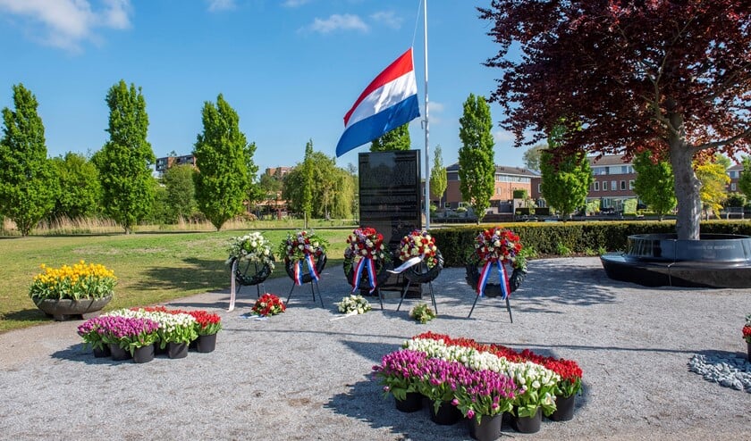 <p>Vlag halfstok bij het Monument voor Vrede en Vrijheid in Park Sijtwende (foto: Michel Groen).</p>
