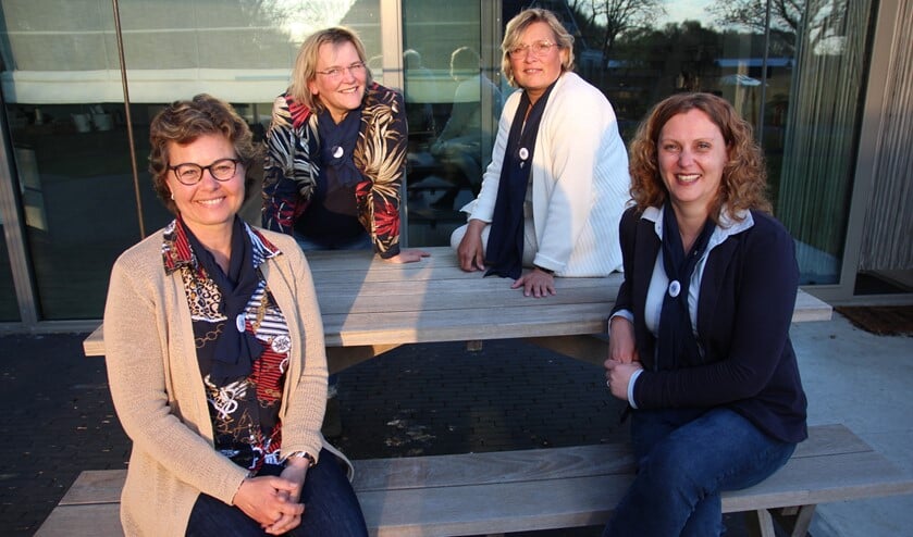 <p>Het bestuur van de Dames van Oostland. Vooraan Astrid van Vliet en Melanie Peltzer. Achteraan Martine Schiffeleers en Caroline van der Spek.</p>