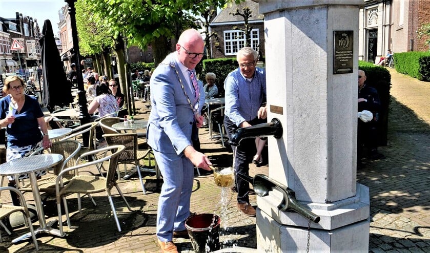 <p>Start van het seizoen van Mooi Voorburg bij de dorpspomp (toen alles nog 'normaal' was) door burgemeester Tigelaar (foto: Ot Douwes).</p>