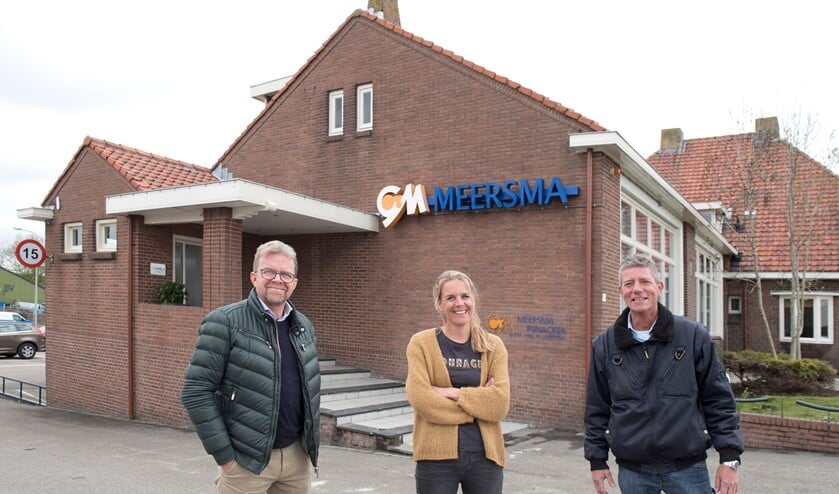 <p>Paul Keller, Nancy van Zon en Ingmar van der Neut bij het ‘oude, nieuwe kantoor’ van Meersma Holding BV. (foto: Cok van den Berg)</p>