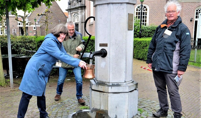 <p>Bestuursleden van Mooi Voorburg stellen de dorpspomp in gebruik (foto: Ot Douwes).</p>