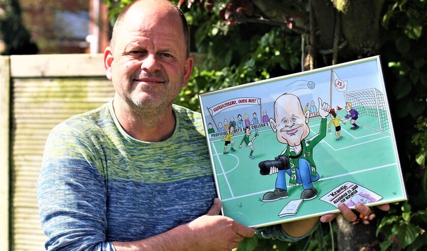 <p>Alexander Wagener met de karikatuurtekening die hij ontving voor zijn 25-jarig jubileum bij Het Krantje (foto: Ben Wagener).</p>