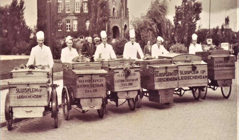 <p>Aanvankelijk draaide Bakkerij Remmerswaal op de verkoop door broodventers: nu wordt behalve aan de eigen winkels volop geleverd aan verzorgings- en ziekenhuizen, catering en horeca (foto: privé archief).</p>