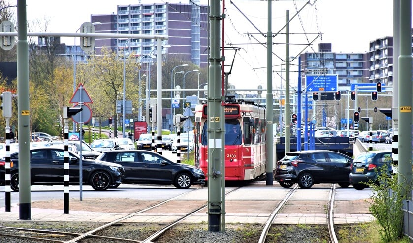 <p>Alle toegangswegen naar Leidschendam kwamen vast te staan en zelfs de trambaan werd geblokkeerd (foto: VR Press).</p>