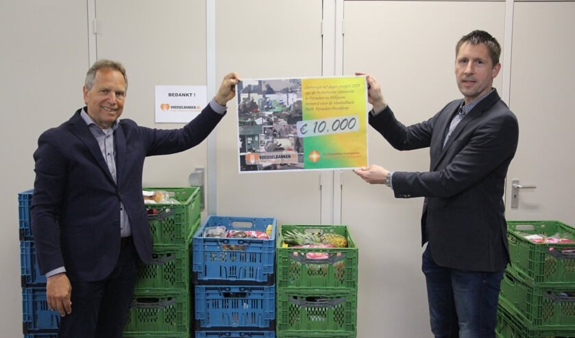 <p>Lennart de Prieëlle (rechts) overhandigt een cheque van 10.000 euro aan voorzitter Peter Vogelaar van de Voedselbank Delft/Pijnacker-Nootdorp.</p>
