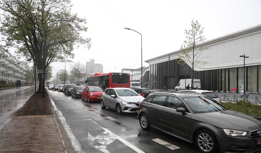 Drukte op de omliggende wegen bij de Westfield Mall (foto: Herman van de Woude).