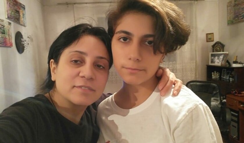 <p>Armine en haar dochter Julia zijn een drukkerijtje begonnen. We willen hen ondersteunen met een microkrediet. Video: Leo Scheen</p>